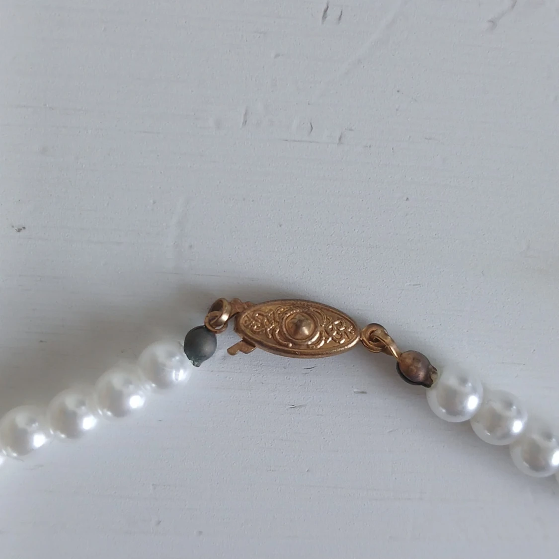 Vitt pärlhalsband med gulddetaljer - 2