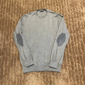 Massimo dutti cashmere blend - Säljer en stilren grå Kashmir blend tröja från Massimo dutti. Tröjan är tillverkad i en mjuk blandning av bomull och kashmir och har långa ärmar med förstärkta armbågar. Perfekt för en avslappnad och bekväm stil. Passar S-M