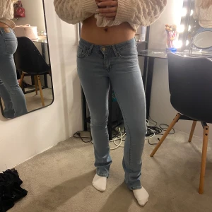 Blå bootcut jeans från Levi's - Snygga blå bootcut jeans från Levi's i modellen 715! Säljer pga att dom är för små för mig😩(det är min kompis på bilden, hon är 164!) finns en liten fläck i knävecket men kunde inte rymmas fler bilder, skriv om ni vill ha bild på defekten!