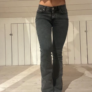 Mörkgrå bootcut jeans-gina - ALDRIG använda. Mörkgrå färg. 