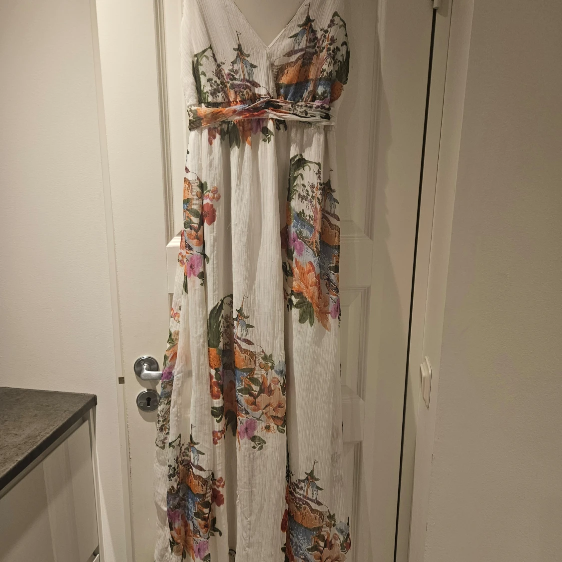 Vit långklänning med färgglatt mönster från Pure - 91