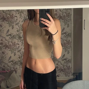 Beige ribbad linnetopp från Zara - Säljer en beige ribbad linnetopp från Zara i stl s men skulle säga att den passar mer som xs☺️