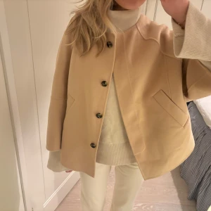 Trekvartsärmad jacka/ kappa - Så sjukt fin och efterfrågad kappa/ jacka från Zara med lite kortare ärmar😍 älskar verkligen denna men kommer tyvärr inte till användning, helt perfekt nu till våran