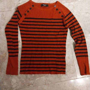 Randig tröja från Sisters Point - Tröja från systers plint storlek S i helt ok använt skick. Har inte blivit använd på länge nu så därför säljer jag den. Katt finns I hemmet. 