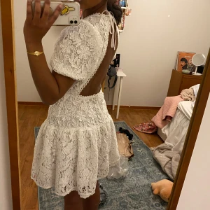Vit broderad / spetsklänning student - Så himla fin klänning i perfekt skick från Miss Selfridge som passar perfekt till konfirmation eller student! Jag på bilden är 165 och skulle säga att den passar upp till 173 ungefär 🧡🧡 Passar M och S, jag brukar ha S i klänningar och den funkar på mig också!  Pris kan diskuteras vid snabb affär 🙈