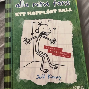 Alla mina fans: Ett hopplöst fall - Boken 'Alla mina fans: Ett hopplöst fall' av Jeff Kinney handlar om Greg Heffley som aldrig kommer att bli den perfekta sonen. Greg försöker undvika att skickas till sommarläger och boken är en uppföljare till succéerna 'Gregs bravader' och 'Rodrick regerar'.