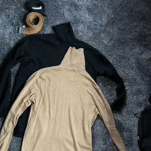 Svart och beige polotröja - Två polotröjor i merinoull och två bälten i matchande färger. storlek L/M