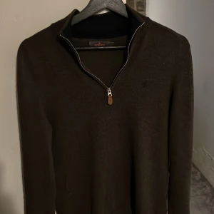Mörkbrun tröja från Morris S - Säljer en stilren mörkbrun tröja från Morris i 100% merinoull i storlek S, köpte den i nypris för 1599kr, mitt pris 750kr men går självklart att diskuteras, Inga detekter eller likande.