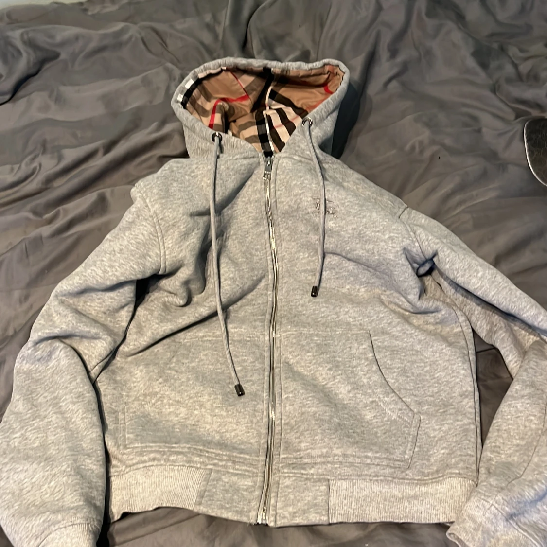 Grå huvtröja från Burberry