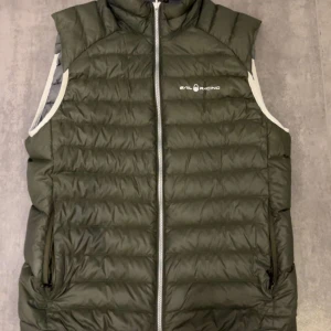Sail Racing väst - Denhär unika västen från sail racing ger dig en härlig outfit för billig peng. Skick 8/10. Skriv vid frågor✅