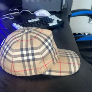 Fint skick burberry keps - Fin burberry keps använder inte keps längre så säljer den för bra pris