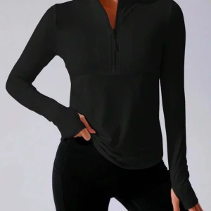 Svart långärmad tröja med dragkedja - Snygg och bekväm svart långärmad tröja med halv dragkedja framtill. Perfekt till att träna med, aldrig använd, helt ny 💞