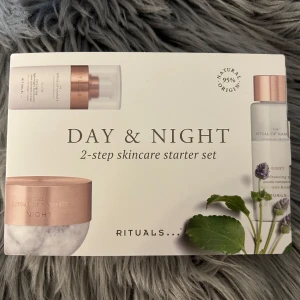 Day & Night 2-step skincare starter set från Rituals - Upptäck Rituals Day & Night 2-stegs hudvårdsset med naturliga ingredienser. Innehåller en rengöringspulver och en lätt fuktighetskräm för dagtid samt en anti-aging nattkräm. Perfekt för att ge huden en fräsch och återfuktad känsla.New unopened ✨