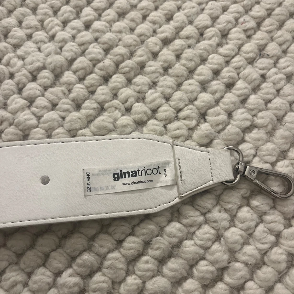 Vitt bälte med färgglada nitar från Gina Tricot - 91