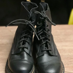 Svarta boots från Dr. Martens - Säljer ett par coola och klassiska svarta Dr. Martens boots i modellen 1460 Pascal. Pga fel storlek har de bara blivit stående. Mycket fint skick, mjukt följsamt svart skinn och med bouncing soles.  Hör av dig vid frågor eller för fler bilder 🖤! Nypriset var 2100 kr.