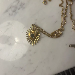 Guldhalsband från WOS 😍 - Superfint guldhalsband från wos med en hjärtliknande form 💕den är i jättebra skick! Och är superbra för att piffa upp en outfit eller vad som helst 🥰