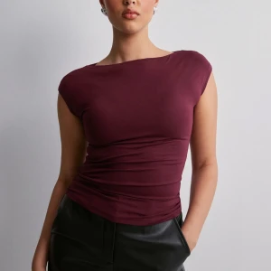 Vinröd topp - Snygg vinröd topp med korta ärmar och en tight passform. Perfekt för en utekväll