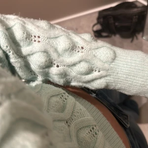 Mintgrön stickad tröja från Zara - Säljer en superfin mintgrön stickad tröja från Zara. Tröjan har ett snyggt flätmönster och är croppad med långa ärmar. Använt fåtal gånger och det är varför jag säljer den. Skriv för mer bilder