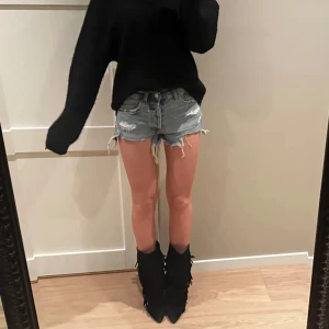Jeansshorts från Zara - Snygga jeansshorts från Zara. De är lågmidjade och har en klassisk blå denimfärg.