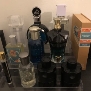 Parfym Kollektion  - Gör en intresse koll på min parfym kollektion. Skriv till mig i dm om ni har några frågor. Säljer men kan också bytas mot andra parfymer. Alla parfymer har boxen kvar 