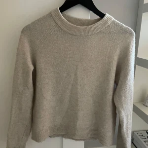 Stickad tröja - Superfin stickad tröja⭐️i fint skick, tröjan är använd fåtal gånger🥰