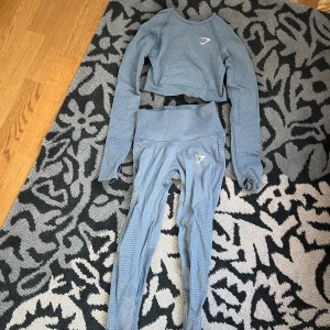 Blå croppad träningströja från Gymshark - Säljer en blå croppad träningströja och leggings feån Gymshark. Skriv för fler bilder. Skriv gärna prisförslag 
