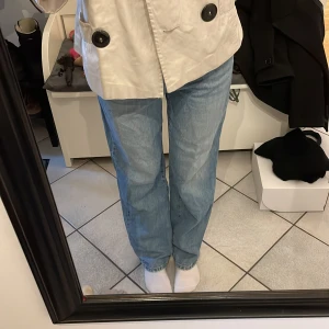 Ljusblå jeans - Säljer ett par ljusblå jeans med en klassisk straight fit. De har en normal passform och är perfekta för en avslappnad stil. Jeansen har fem fickor och en traditionell dragkedja med knappstängning. Hög/medel midja. 28-32