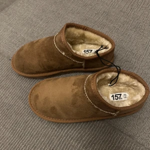 Boots från lager 157 - Låga bruna/beige boots från Lager 157! Helt nya och oanvända i storlek 36/37. Perfekta för att hålla fötterna varma under kalla dagar. 