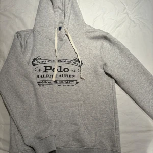 Grå  Ralph Lauren hoodie - Fet hoodie från Ralph Lauren, otroligt bra skick. Storlek M. Hör av er vid eventuella frågor!!