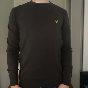 Brun tröja från Lyle & Scott - Säljer en stilren brun tröja från Lyle & Scott. Nyskick!