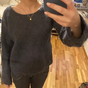 Mohair liknande stickad cardigan - Mohair liknande cardigan. Så varm och mysig.  Rund nackform. Original pris 499. Den har en blå ton i sig men ser mer svart färgad ut på bilden💙