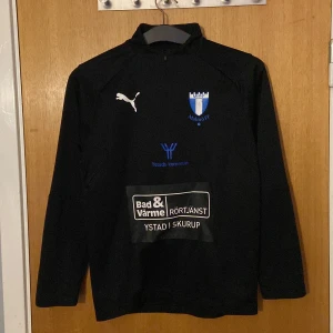 Svart långärmad tröja från Puma med Malmö FF-logga - Säljer en svart långärmad MFF tröja från Puma. Tröjan har en dragkedja vid halsen.