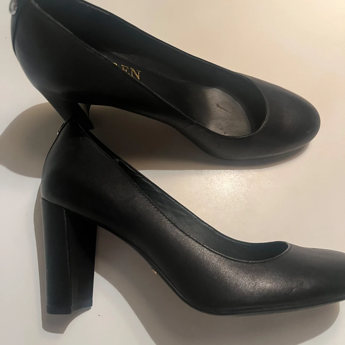 Svarta pumps från Lauren Ralph Lauren - 92