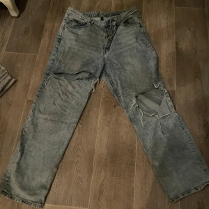 Baggy jeans - Lite trasiga nere vid fötterna och det ena hållet på byxorna är stort men går att sy igen men annars bra skick