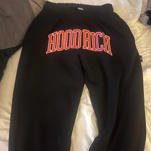 Svarta hoodrich byxor  - Svarta hoodrich byxor med rött tryck i väldigt bra skick! 