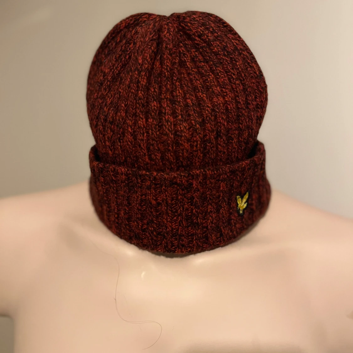 Vinröd stickad mössa från Lyle & Scott