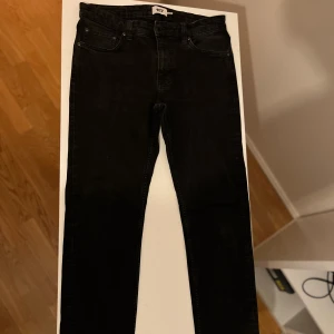 Svarta jeansbyxor från lager 157 - Snygga svarta jeansbyxor från lager 157 modell slimmy med en klassisk femficksdesign. Byxorna har en slim passform och är tillverkade i ett stretchigt material för extra komfort. Perfekta för en stilren look. Stl. 31 32