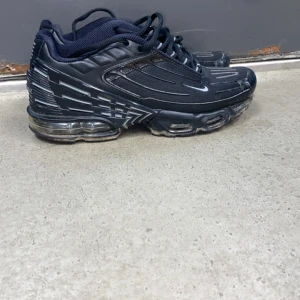 NIKE TNS 3 - Har användt denna otroligt fina varan bara 2-3 gånger innan jag märkete de blev för små 10/10 stick mer information kan kommas privat 