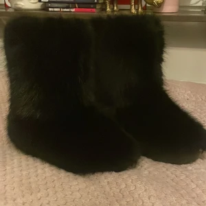 Furr booths  - Snygga svarta boots med päls. stiliga. De har en mjuk och fluffig yta som ger en lyxig känsla.