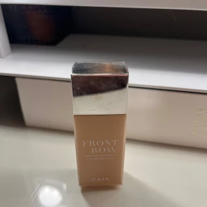 Foundation från CAIA - Säljer en foundation från CAIA i nyansen 1N. Har endast testad den så den är som en ny! Perfekt för en jämn och naturlig finish.