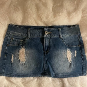 Cool Blå lågmidjade jeanskjol😇❣️😍 - Snygg blå jeanskjol med slitna coola detaljer, ur snygg jeanskjol men tyvärr säljer jag då den är för stor på mig 😢. ‼️PRIS KAN FÖRÄNDRAS BEROENDE PÅ HUR MÅNGA SOM ÄR INTRESSERADE ‼️