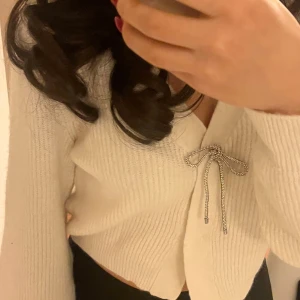 Vit ribbad kofta med knyt🤍🤍 - Säljer en stilren vit ribbad kofta med knyt framtill. Perfekt för lager-på-lager och ger en chic touch till din outfit. Passar bra till både jeans och kjol.