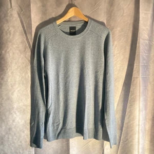 Tröja i Merinoull  - Riktigt clean ljusblå tröja i skönt material. Passar grabbar mellan 170-180 ish. Sjukt snygg till ett par jeans tillsammans med en overshirt till exempel🕺