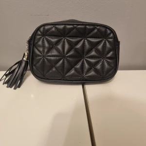 Väska - Väska med rem i väskan. Ny skick, använd få tal gånger. 50kr