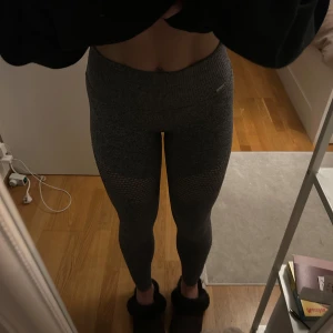 Grå Aim'n tights - Snygga grå leggings från Aim'n med hög midja och tight passform. Perfekta för träning eller en avslappnad dag. Materialet är stretchigt och bekvämt, vilket ger en smickrande siluett. 🩷