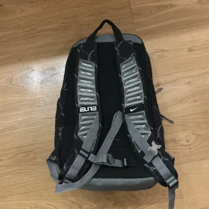 Nike Elite Väska - Säljer min Nike elite väska som är I Helt nyskick.🔥 Hör av er i dm om Frågor eller funderingar. Pris kan diskuteras🔥🔥