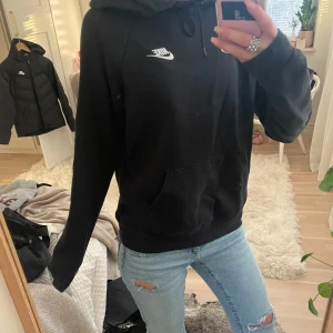 Svart Nike hoodie - Svart nikehoodie i st xs❣️