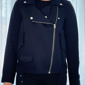 Midjejacka FilippaK blå - Fin jacka från Filippa k