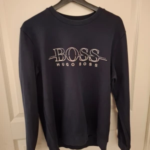 Hugo Boss sweatshirt - Hugo Boss sweatshirt i storlek L men sitter som M. Färg Navy, äkta. Nypris: 1500 ungefär mitt pris: 300kr