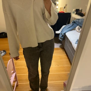 Gråa jeans - Gråa mid waist jeans I bra skick 